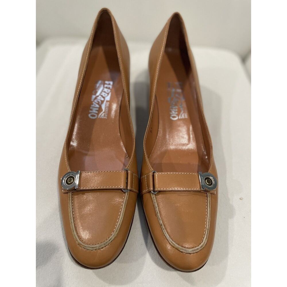 SALVATORE FERRAGAMO Tan Calf Leather PUMPS Size 9 Button Metal Saddle Brown Pump